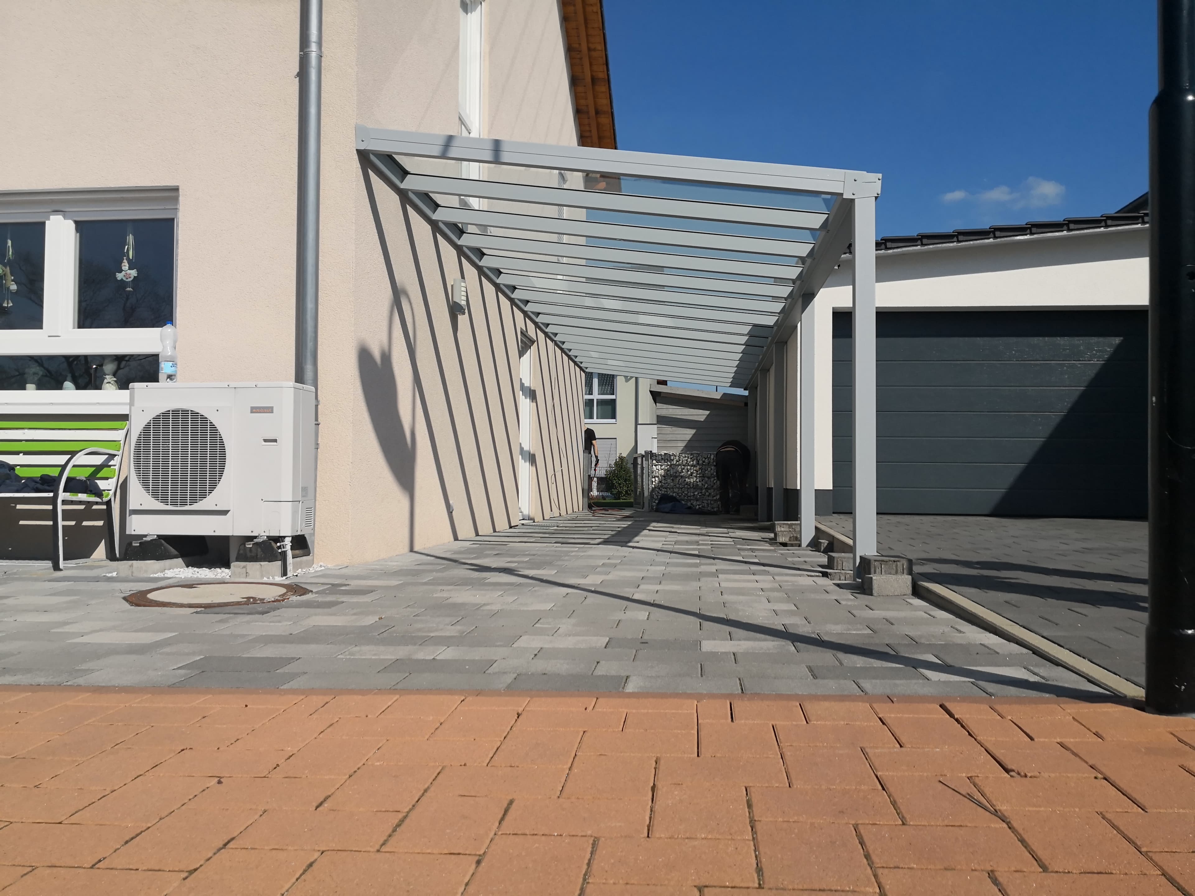 Carport mit VSG-Glaseindeckung — lichtdurchflutete Einfahrt